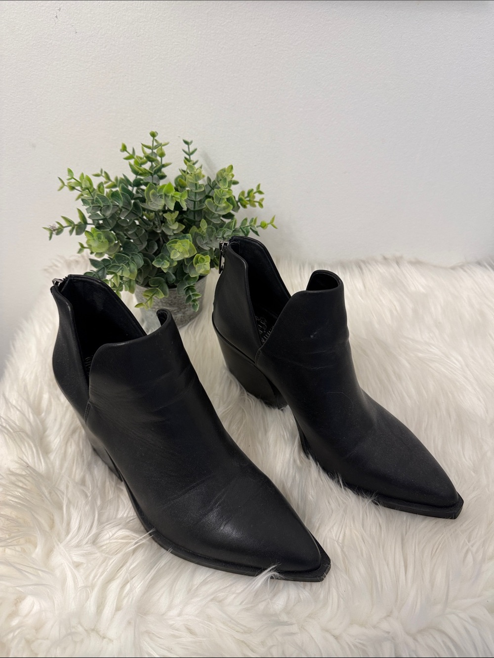 Women's Black leather Vince Camuto Gigeitta Ankle Boots